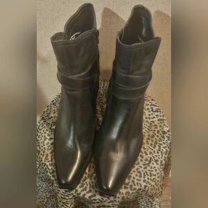 Charlie 1 horse black ankle boots Size 9.5B EUC